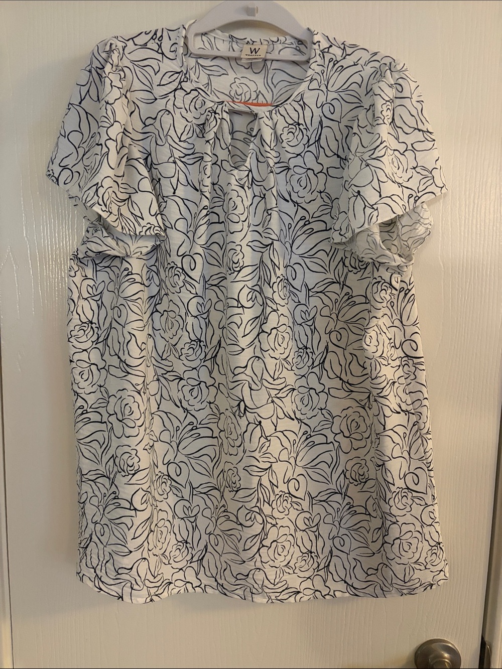 Gorgeous, flowy Wrapper rose and lily black and white print top. Sz 1X